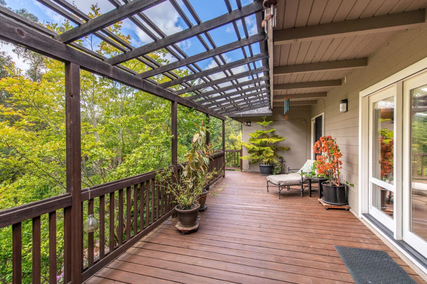 500 Yale Drive San Mateo, CA 94402 - Photo 26 of 35 a hallway with wooden floor and furniture