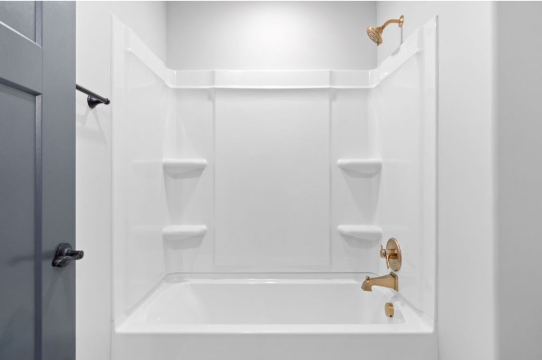 4807 Hunter Road Southside, TN 37171 - Photo 22 of 23 a bathroom with a bathtub