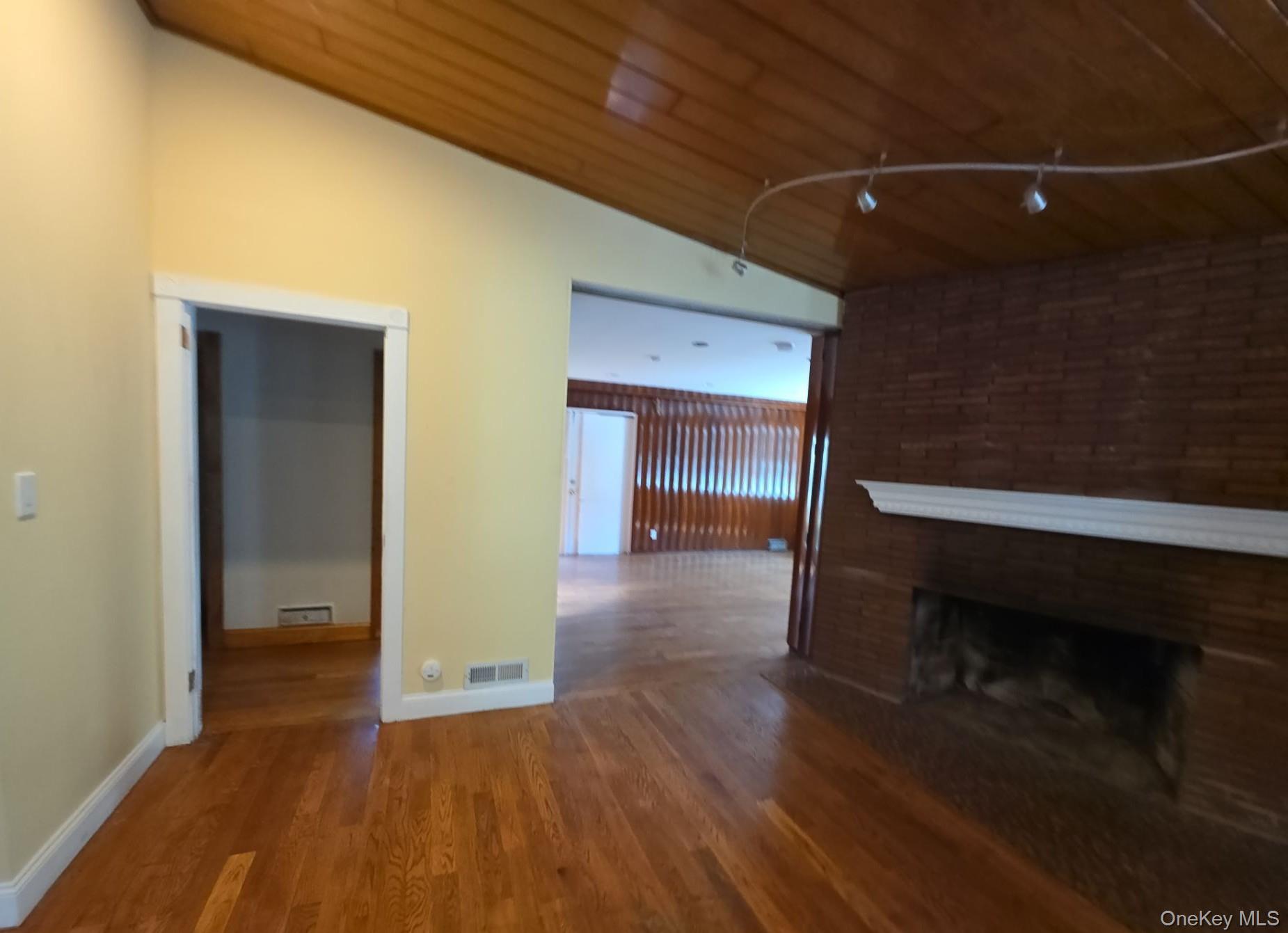 549 Woodbury Road Cold Spring Harbor, NY 11724 - Photo 9 of 29 Gallery Image 9