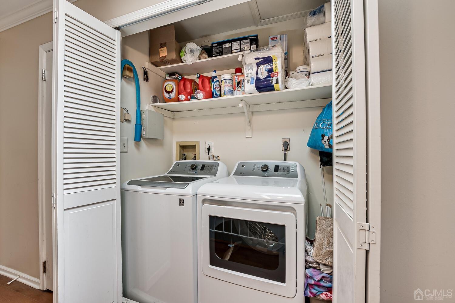1005 Maplecrest Road Edison, NJ 08820 - Photo 38 of 48 a utility room with dryer and washer