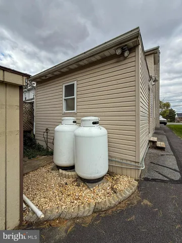 a view of a back yard of the house