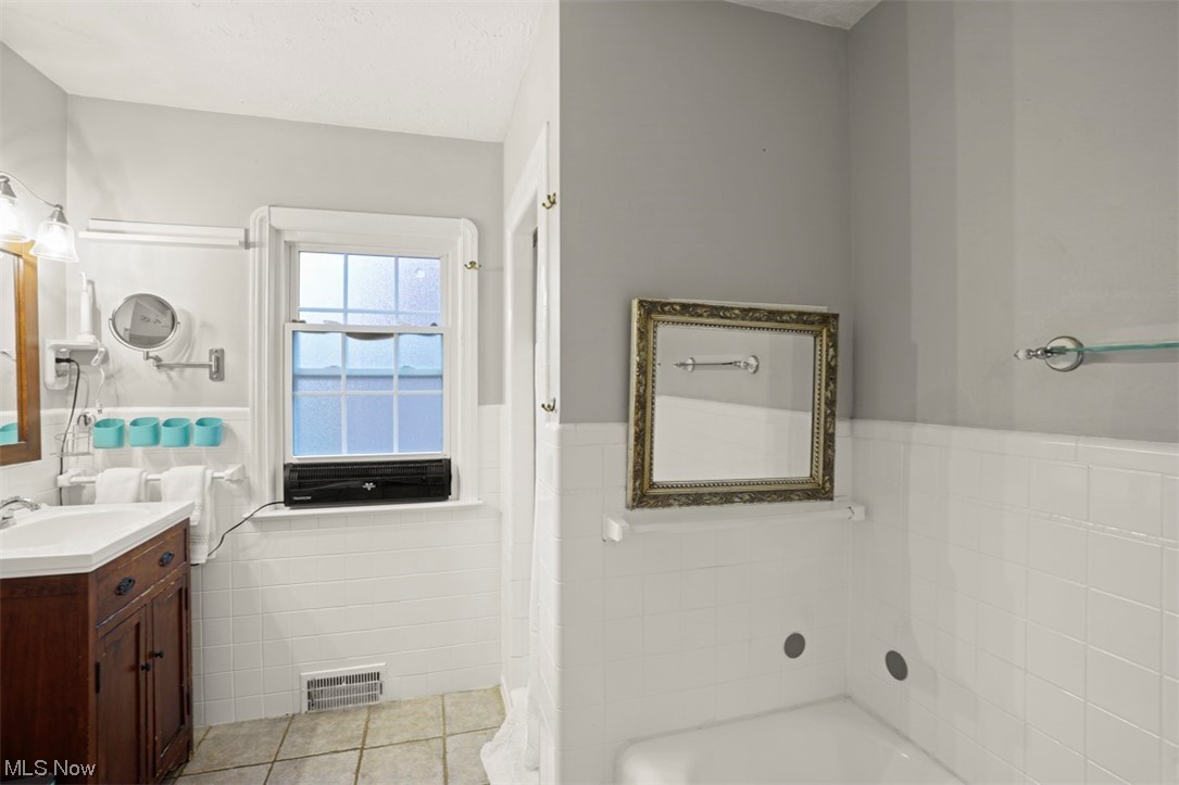 3611 Harvey Road Cleveland, OH 44118 - Photo 22 of 33 Bathroom
