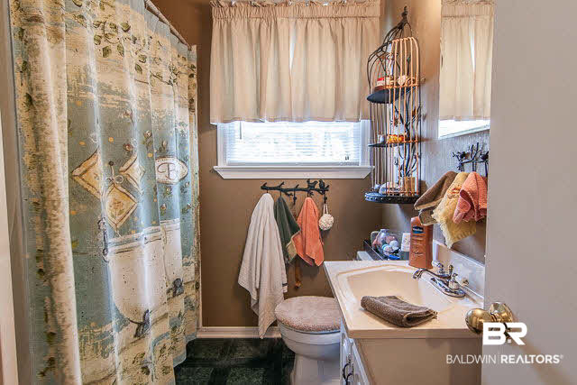 351 Thornton Place Mobile, AL 36609 - Photo 14 of 22 Bathroom
