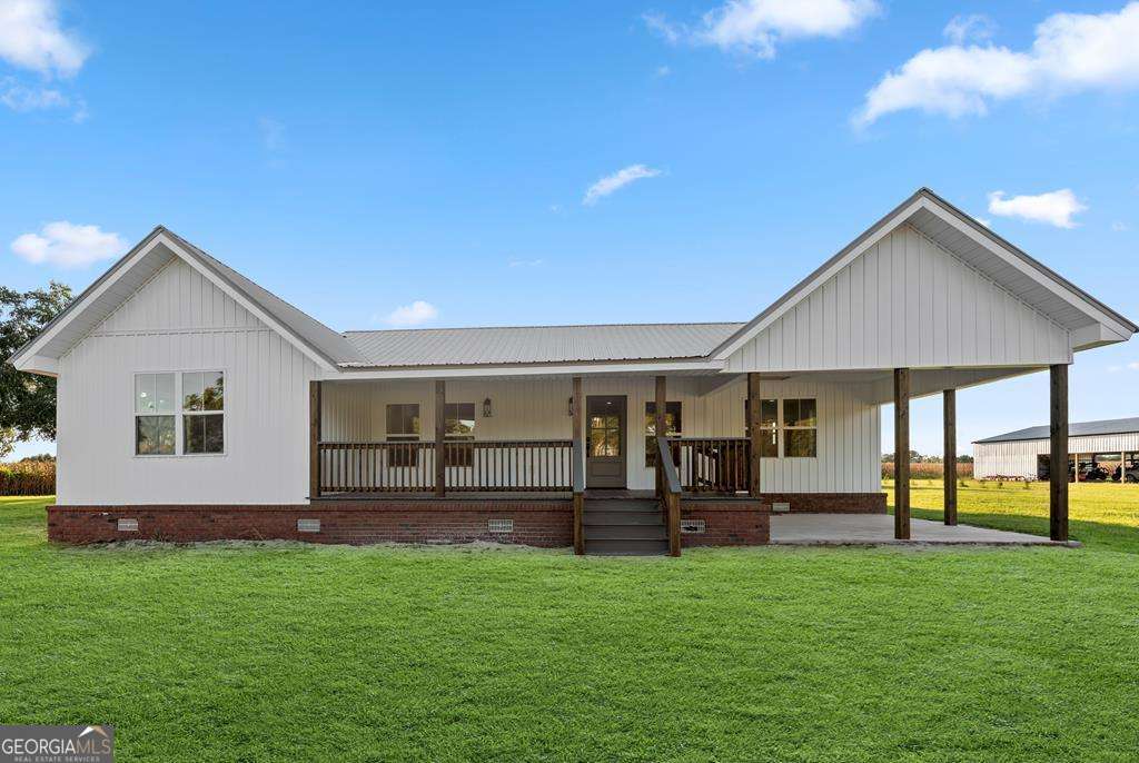 a front view of house with yard