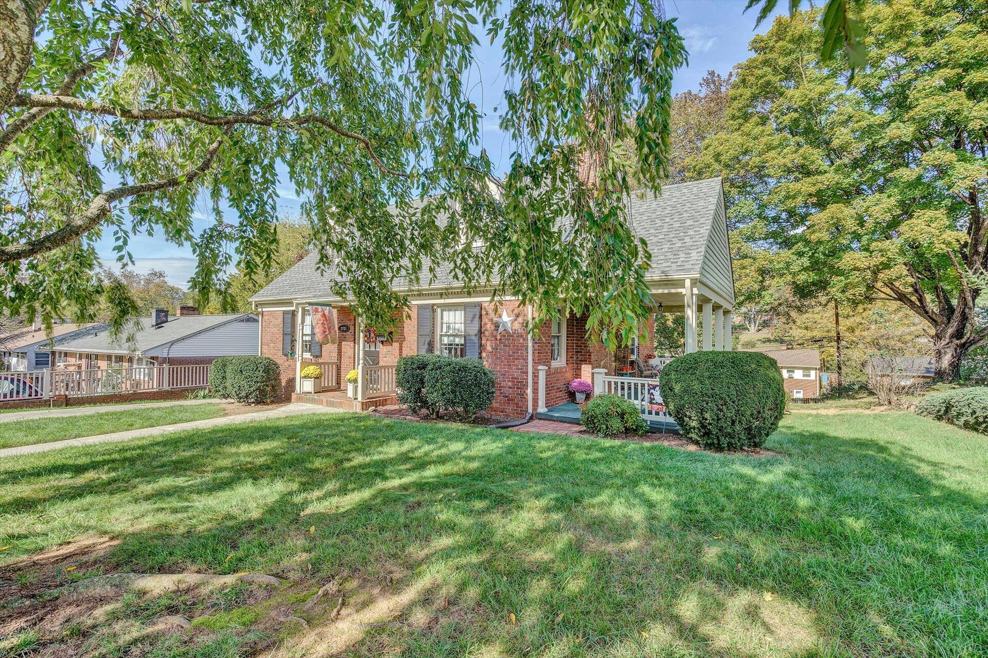 2731 Lofton Road Southwest Roanoke, VA 24015 - Photo 3 of 41 03-102220210039