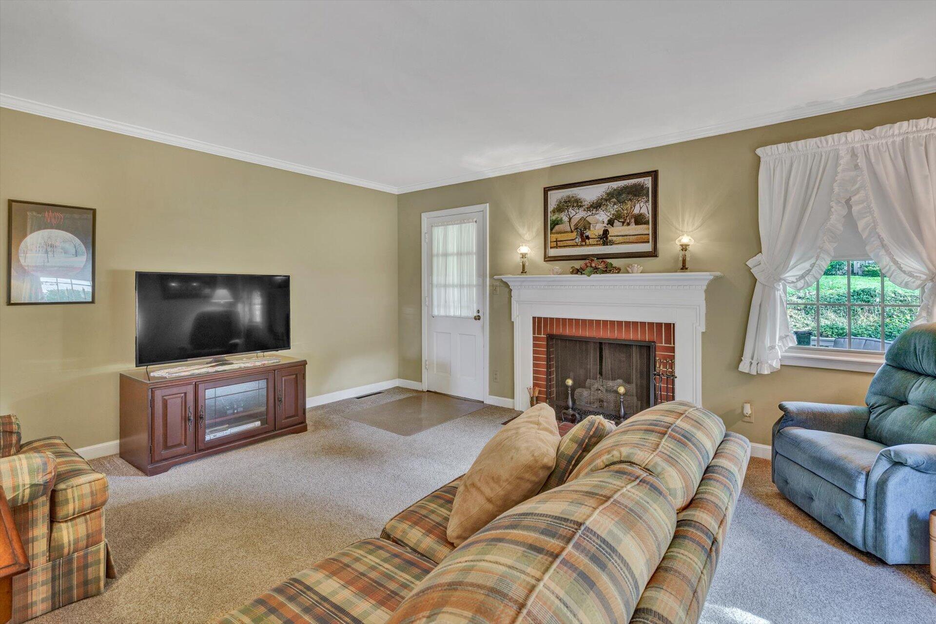 2731 Lofton Road Southwest Roanoke, VA 24015 - Photo 8 of 41 08-102220210005