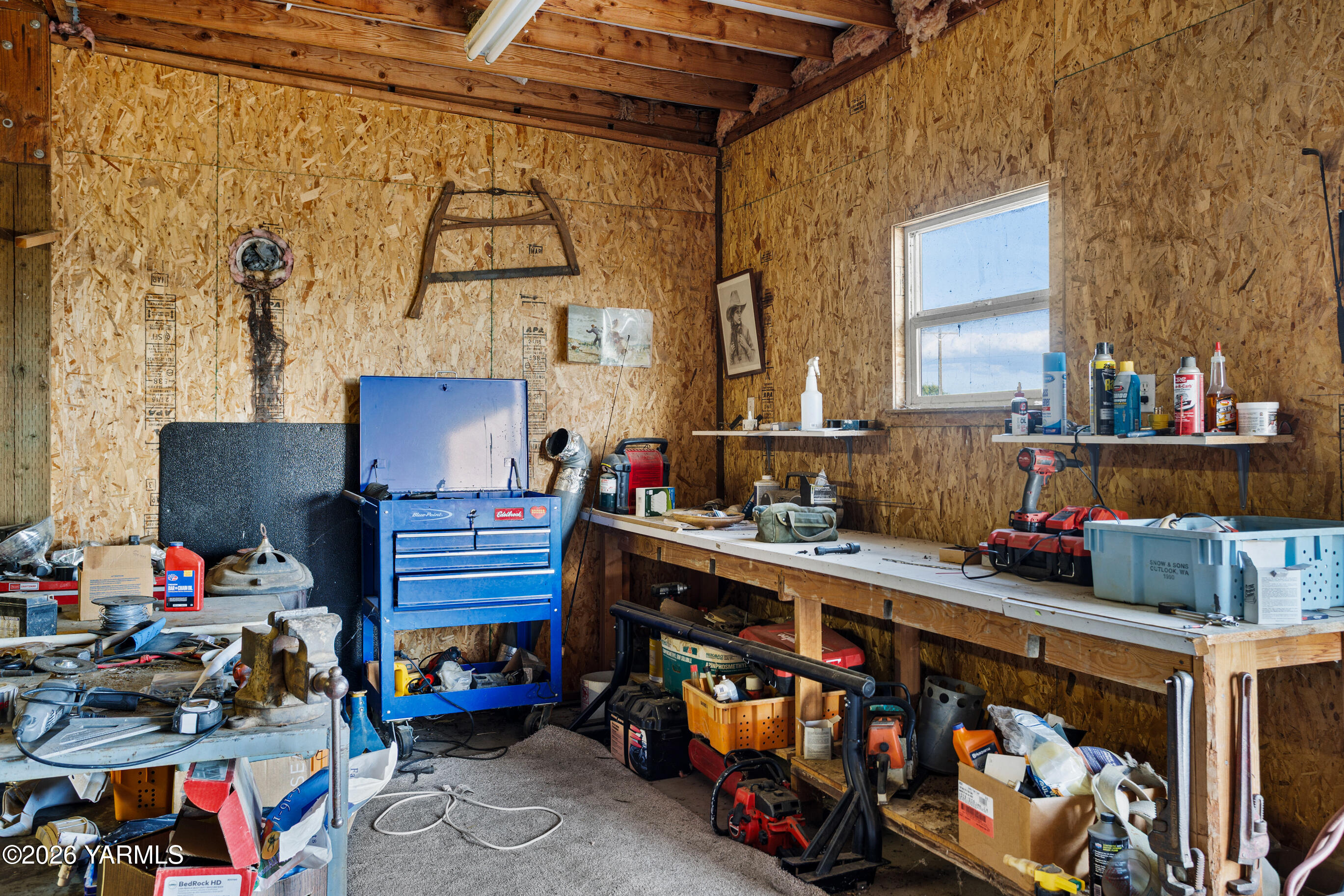 5060 Lombard Loop Road Zillah, WA 98953 - Photo 52 of 65 a room with lots of different kinds of furniture