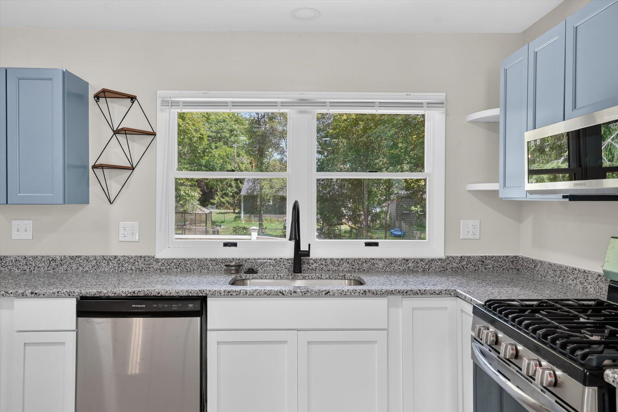 284 Stanford Lane Jackson, MI 49203 - Photo 18 of 39 17-284-Stanford-Ln-Windowstill-Photograp