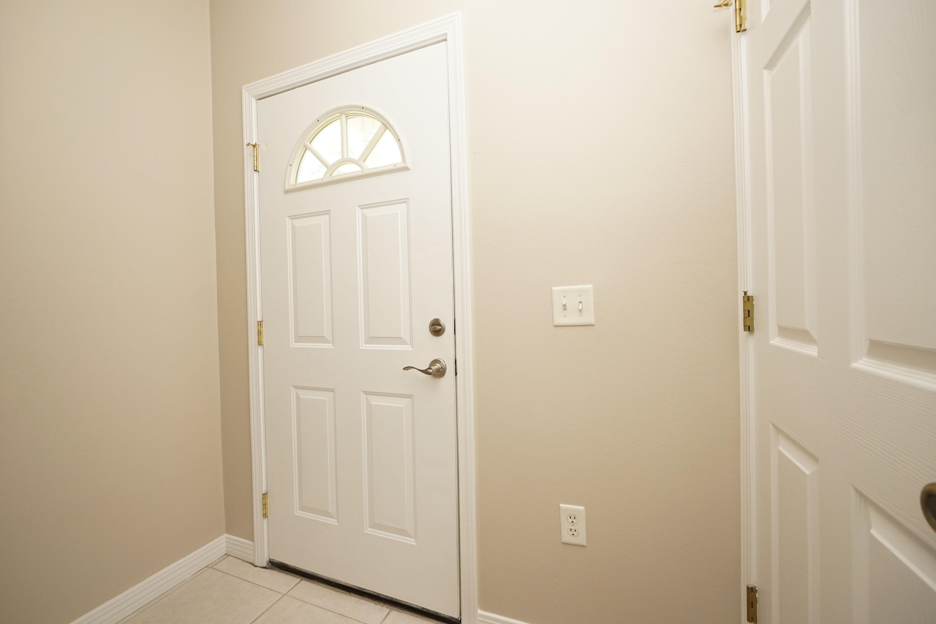 1417 Beaver Run Road, Unit 9 Niceville, FL 32578 - Photo 3 of 20 Entryway