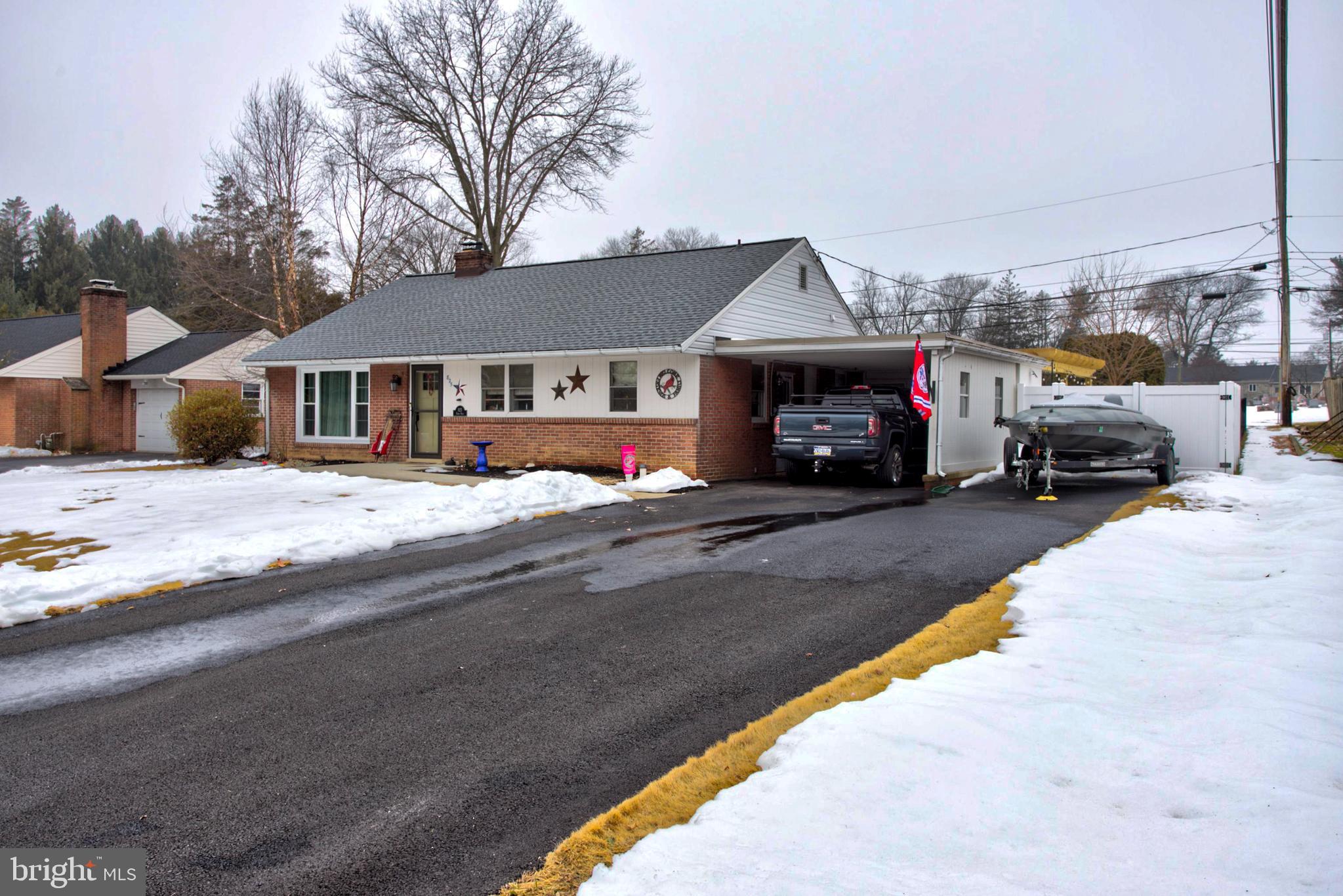 825 Robin Road Lancaster, PA 17601 - Photo 4 of 32 Gallery Image 4