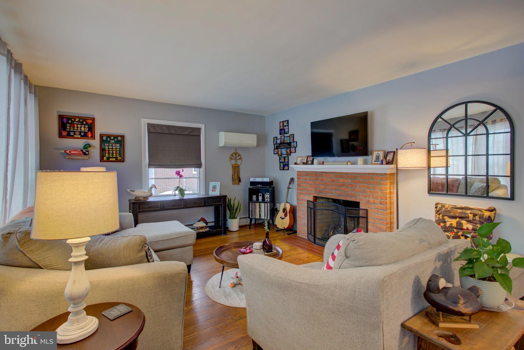 825 Robin Road Lancaster, PA 17601 - Photo 5 of 32 1st Floor Living Room