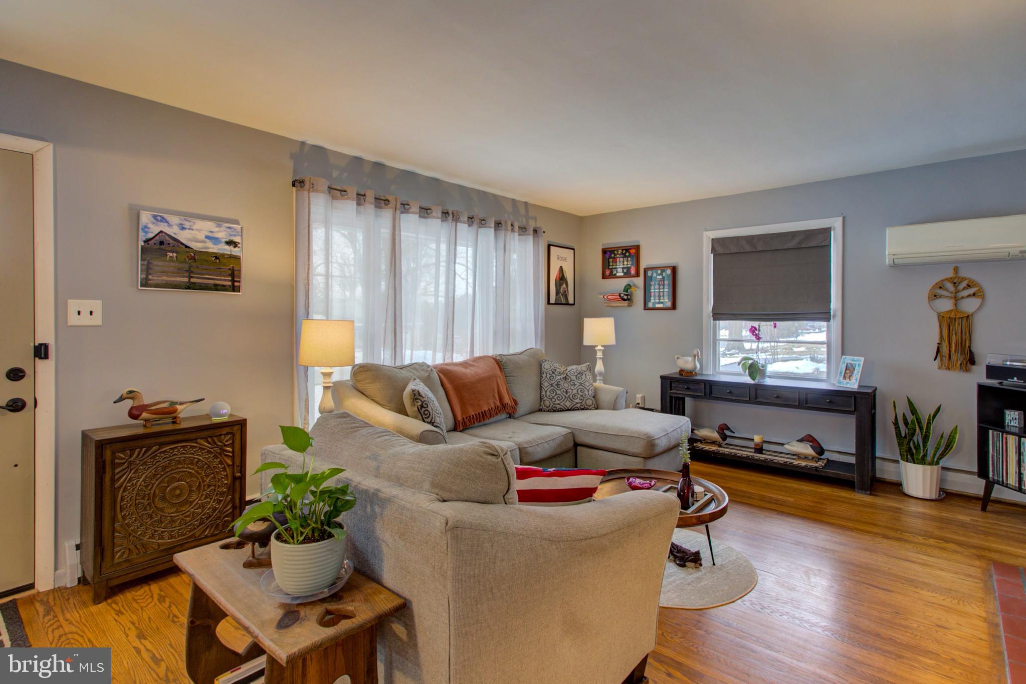825 Robin Road Lancaster, PA 17601 - Photo 6 of 32 Original hardwood floors and large picture window