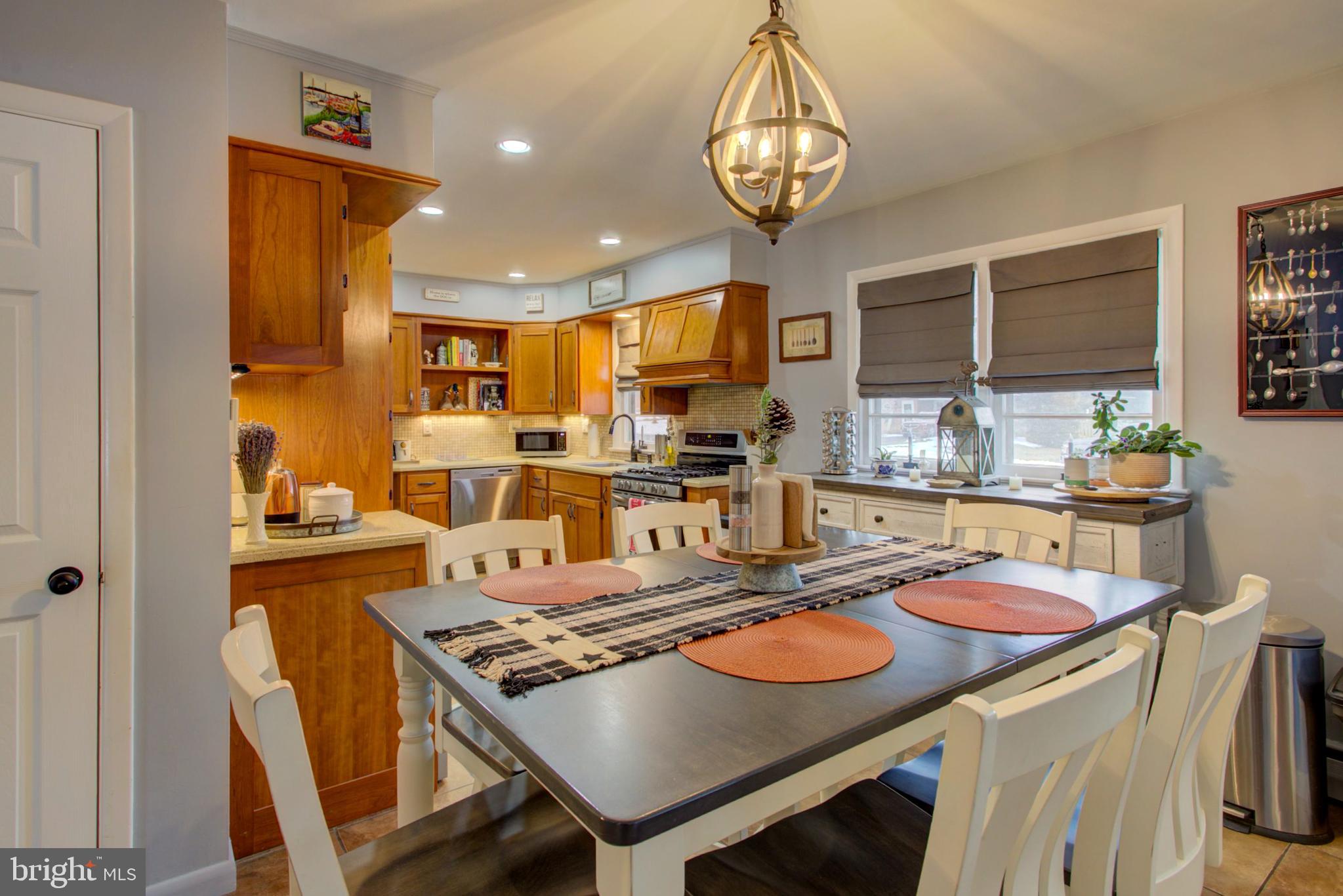 825 Robin Road Lancaster, PA 17601 - Photo 10 of 32 Generous dining area