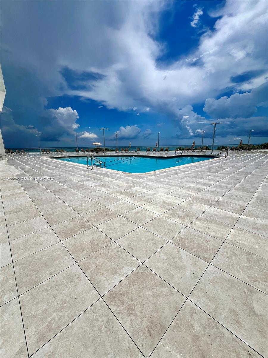 7135 Collins Avenue, Unit 1523 Miami Beach, FL 33141 - Photo 31 of 55 a view of a big yard