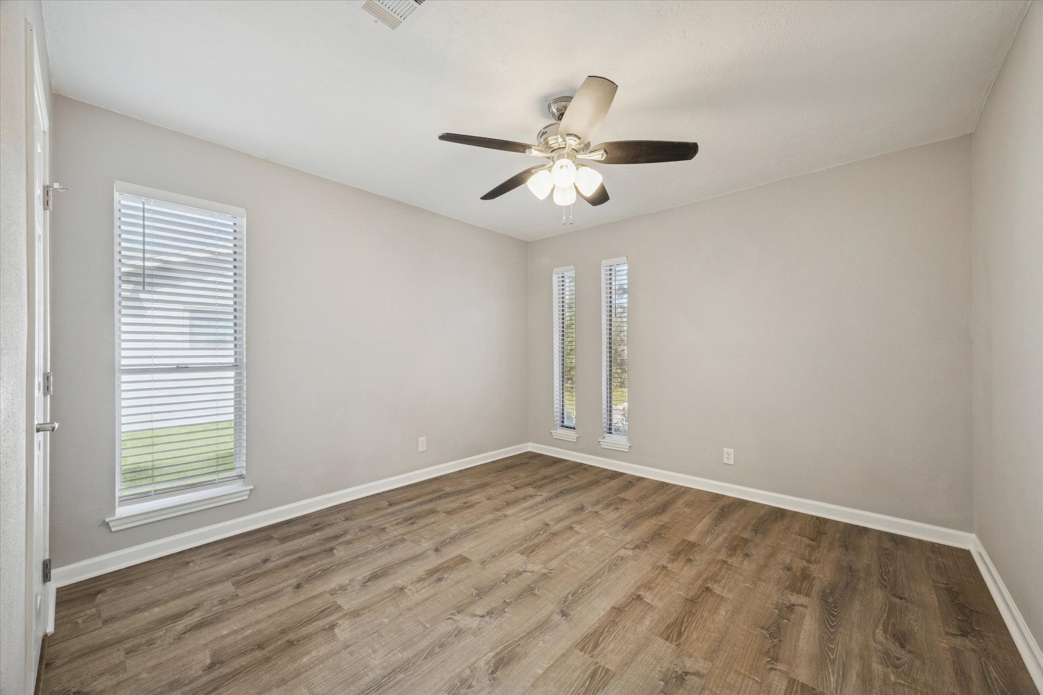 3830 Hansen Drive Dickinson, TX 77539 - Photo 14 of 21 Secondary Bedroom