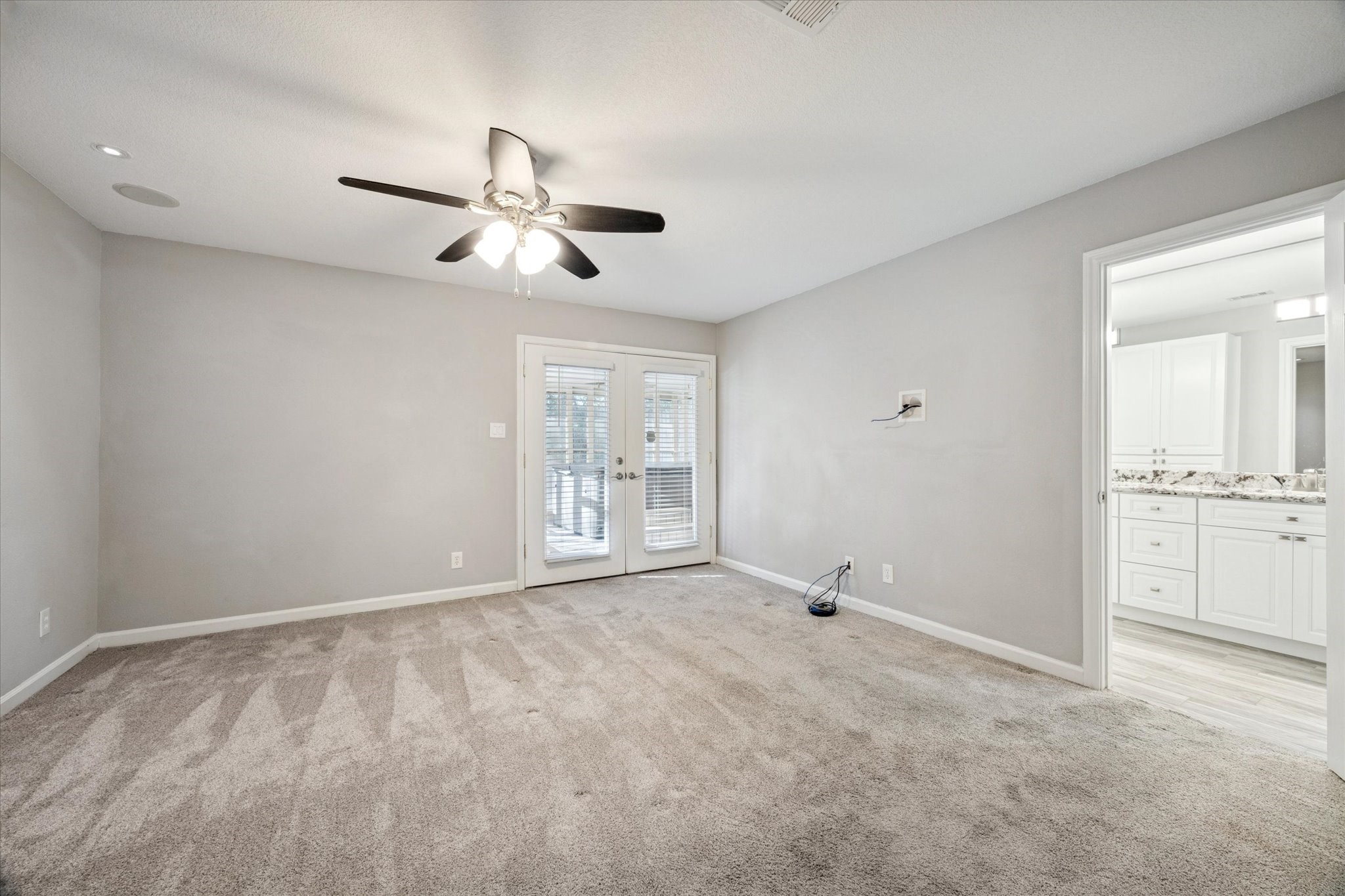 3830 Hansen Drive Dickinson, TX 77539 - Photo 10 of 21 Primary Suite with Private Access To Screened In Porch with HOT TUB