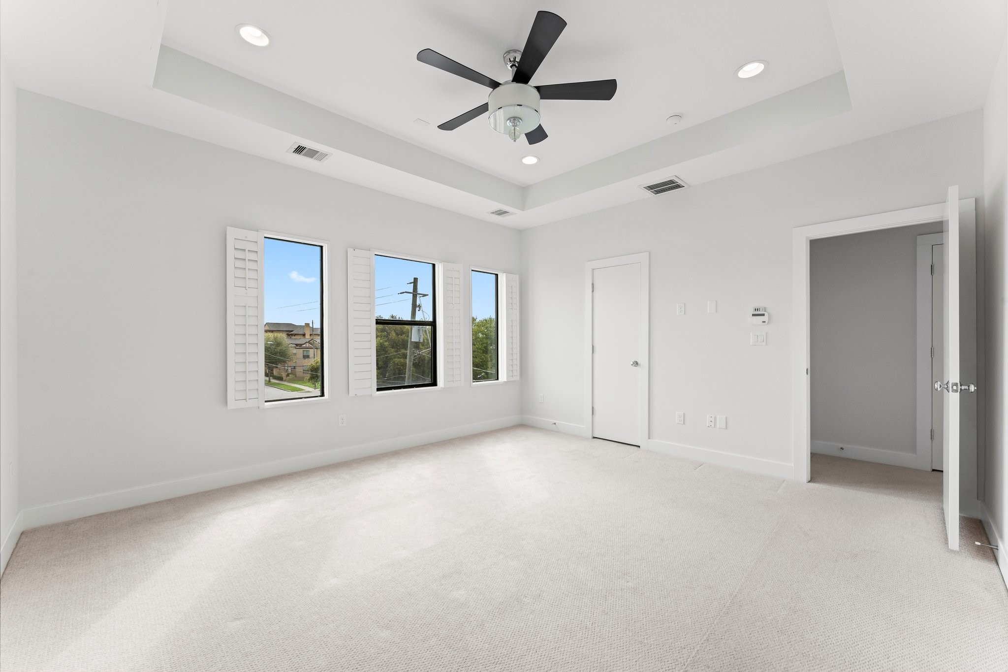 2909 Gillespie Street, Unit A Houston, TX 77020 - Photo 29 of 32 Abundant Natural Sunlight Present Throughout Home
