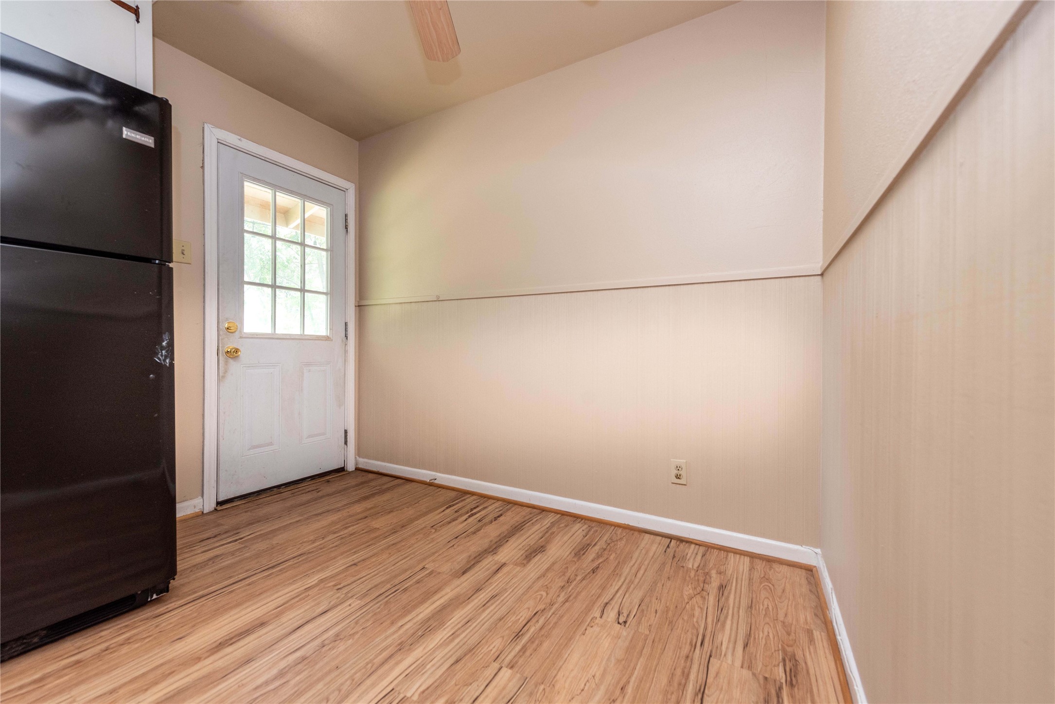 7602 Delafield Lane Austin, TX 78752 - Photo 7 of 17 Cozy breakfast nook that leads to backyard.