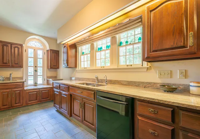 $400,000 | 1286 West Stephenson Street, Freeport, IL 61032