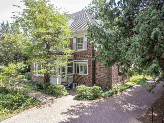 $400,000 | 1286 West Stephenson Street, Freeport, IL 61032