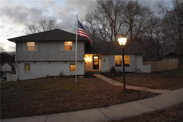 $330,000 | 404 Hillcrest Circle, Belton, MO 64012