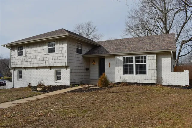 $330,000 | 404 Hillcrest Circle, Belton, MO 64012