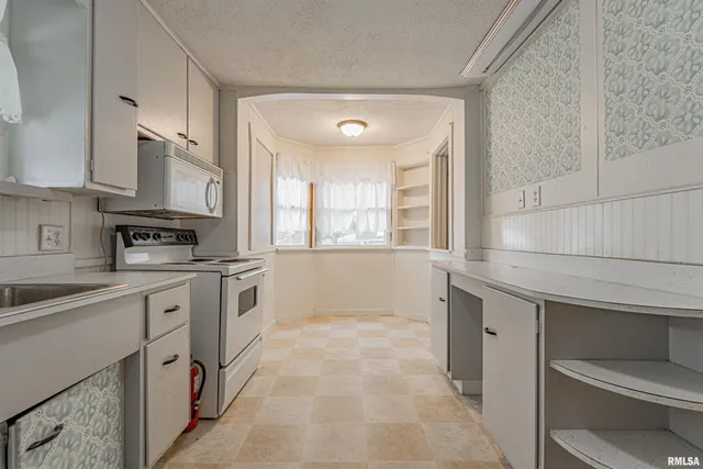 $99,900 | 306 Woodlawn Road, Lincoln, IL 62656