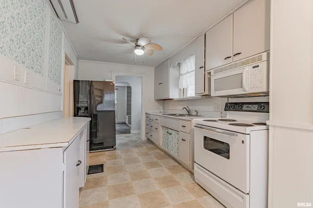 $99,900 | 306 Woodlawn Road, Lincoln, IL 62656