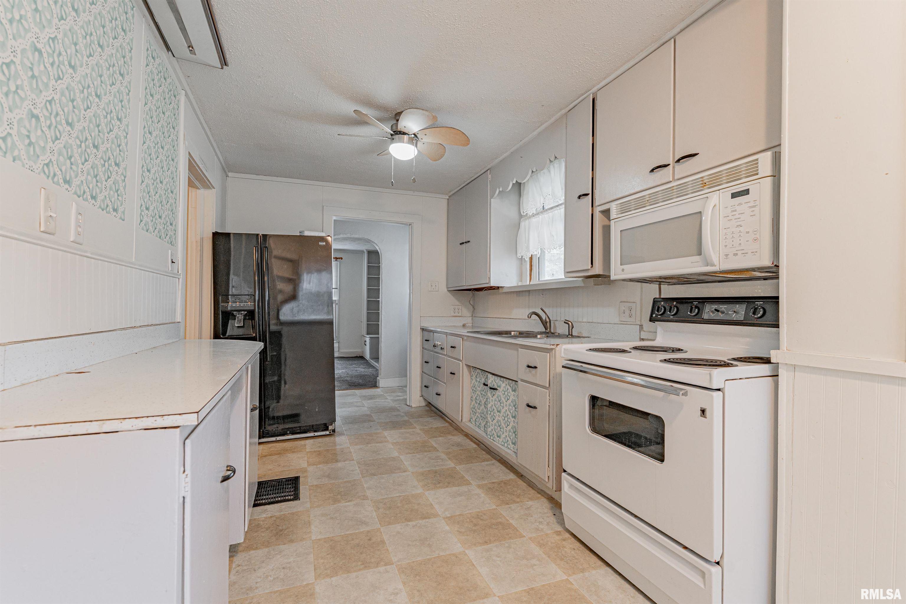 306 Woodlawn Road Lincoln, IL 62656 - Photo 17 of 27