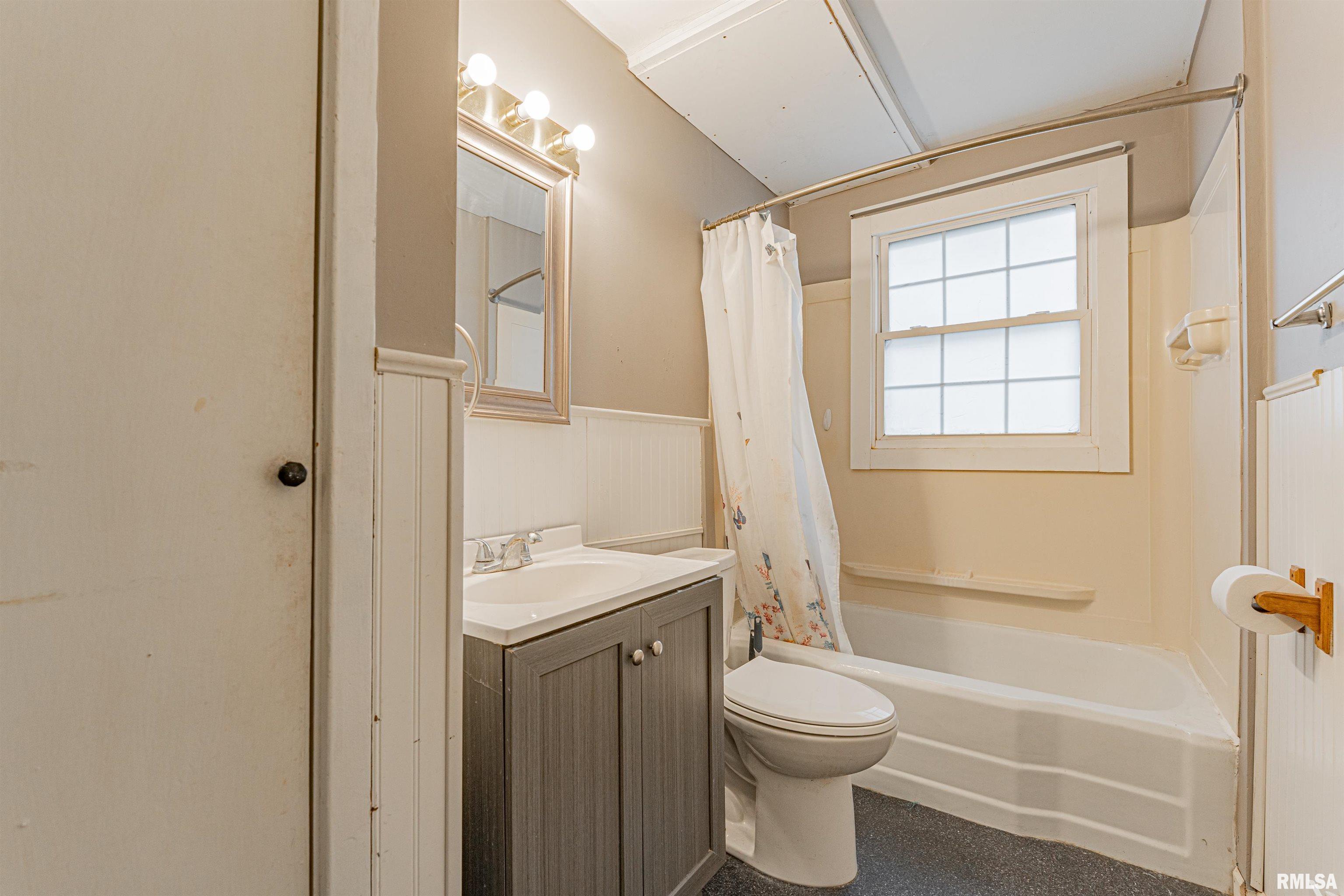 306 Woodlawn Road Lincoln, IL 62656 - Photo 7 of 27