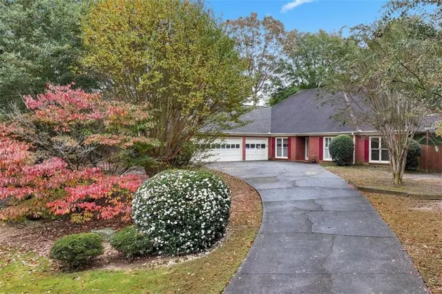 a view of a houses and a yard