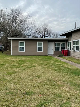 $975 | 1735 West 8th Street, Freeport, TX 77541