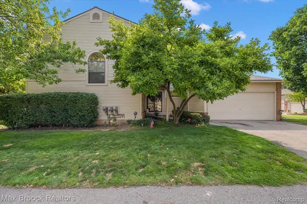 $300,000 | 5601 Drake Hollow Drive West, West Bloomfield, MI 48322