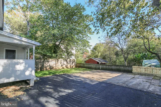 a view of a house with backyard and a tree
