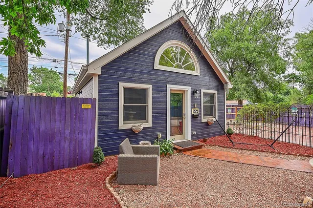 a view of livingroom with furniture