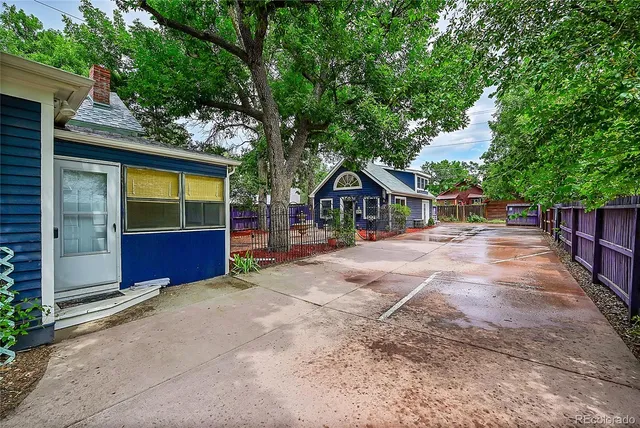 a picture of a bench in a cabinet