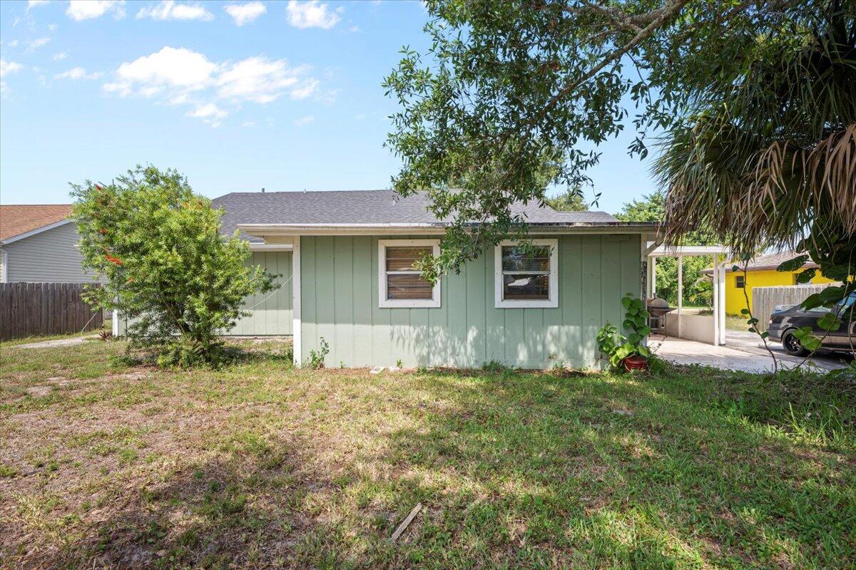 6015 Raintree Trail Fort Pierce, FL 34982 - Photo 4 of 19 04-LUX_4665