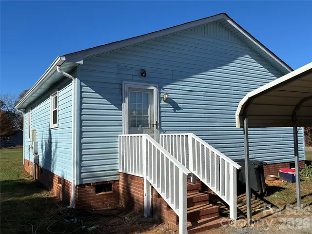 a view of a house with backyard and deck