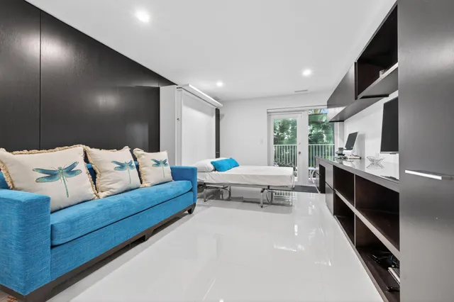 $9,500,000 | 340 South Ocean Boulevard, Unit 3C, Palm Beach, FL 33480