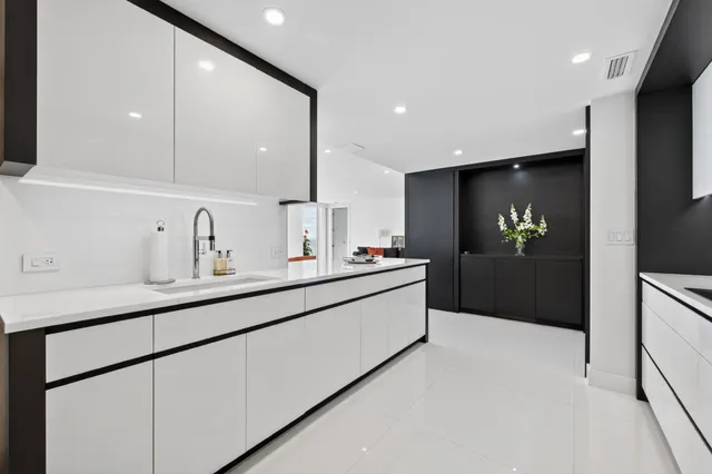 $9,500,000 | 340 South Ocean Boulevard, Unit 3C, Palm Beach, FL 33480