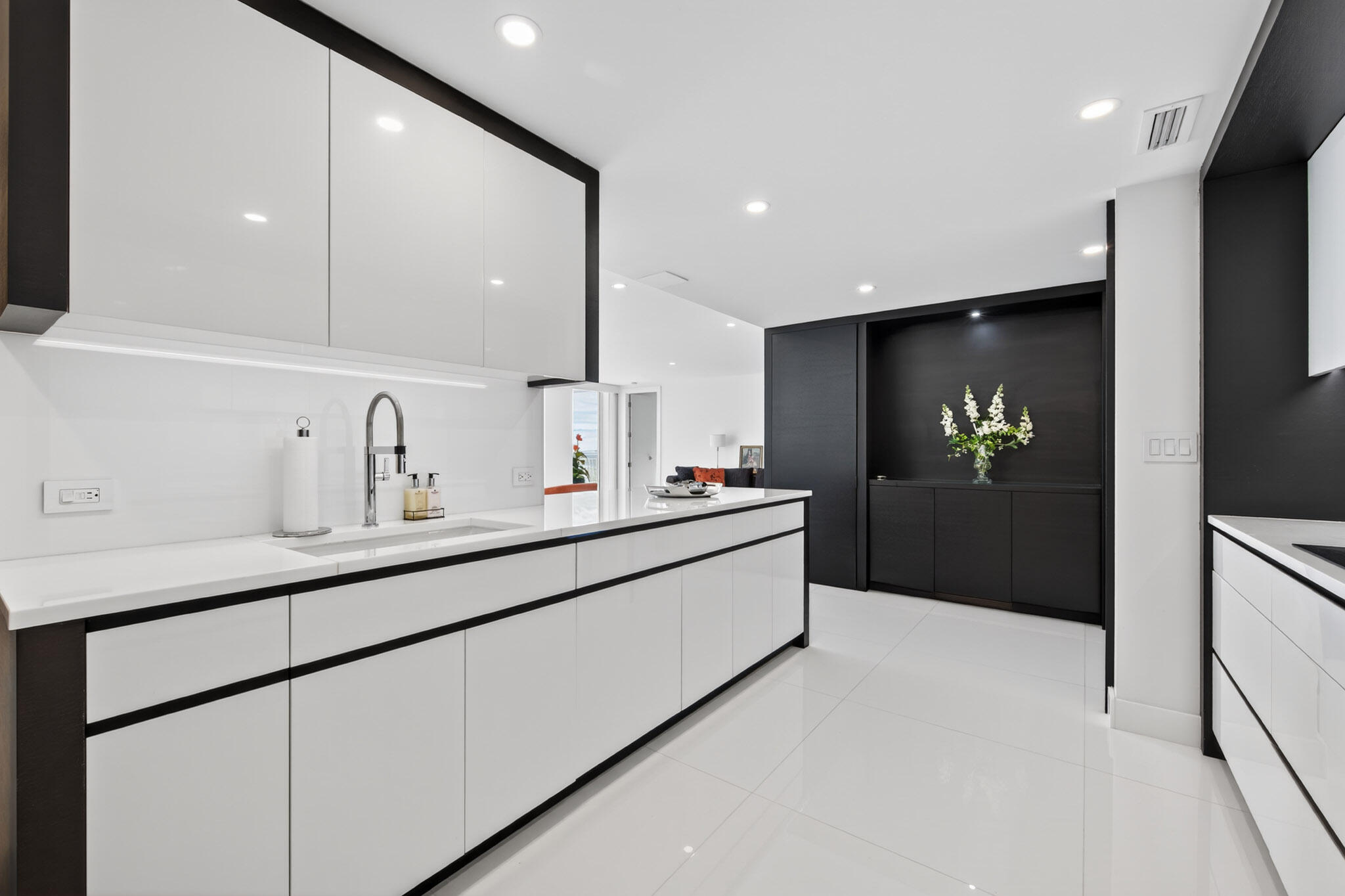 340 South Ocean Boulevard, Unit 3C Palm Beach, FL 33480 - Photo 7 of 29 6