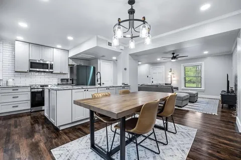 a large kitchen with kitchen island a large island in it