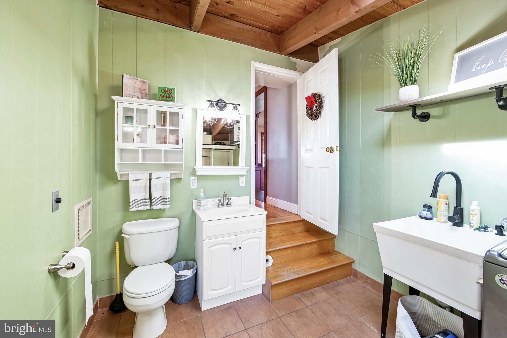 86 Sunset Road Royersford, PA 19468 - Photo 34 of 75 a bathroom with a toilet sink a mirror and shower