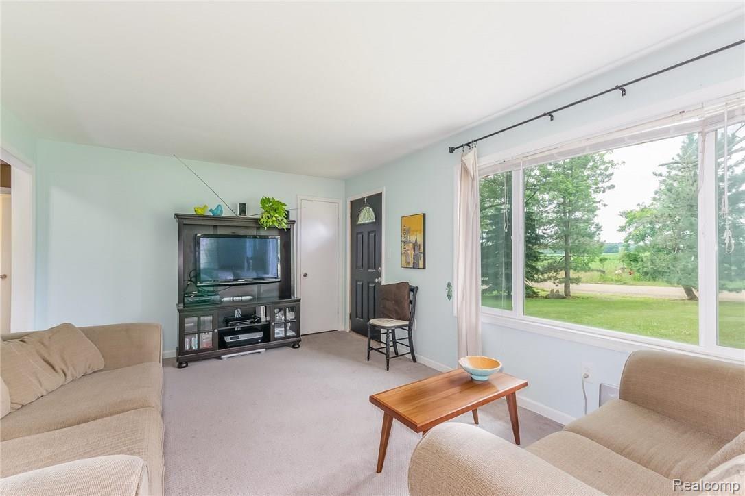 9451 Hogan Road Fenton, MI 48430 - Photo 3 of 24 006-Living_Room-5989457-medium.jpg