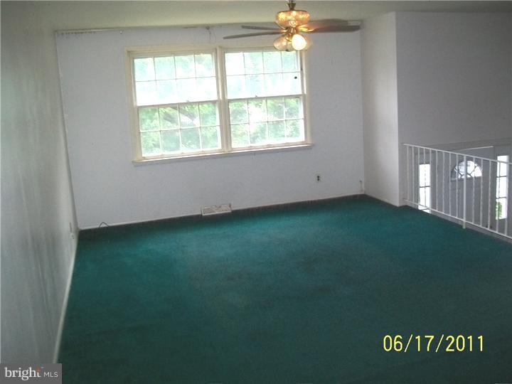 504 North Brownleaf Road Newark, DE 19713 - Photo 3 of 13 Living Room