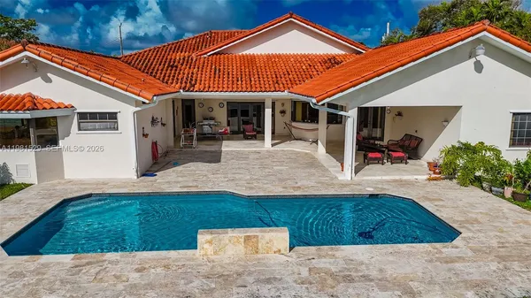 a view of a house with backyard