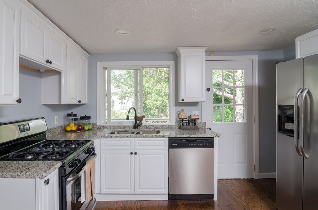 14 Ell Road Holbrook, MA 02343 - Photo 3 of 30