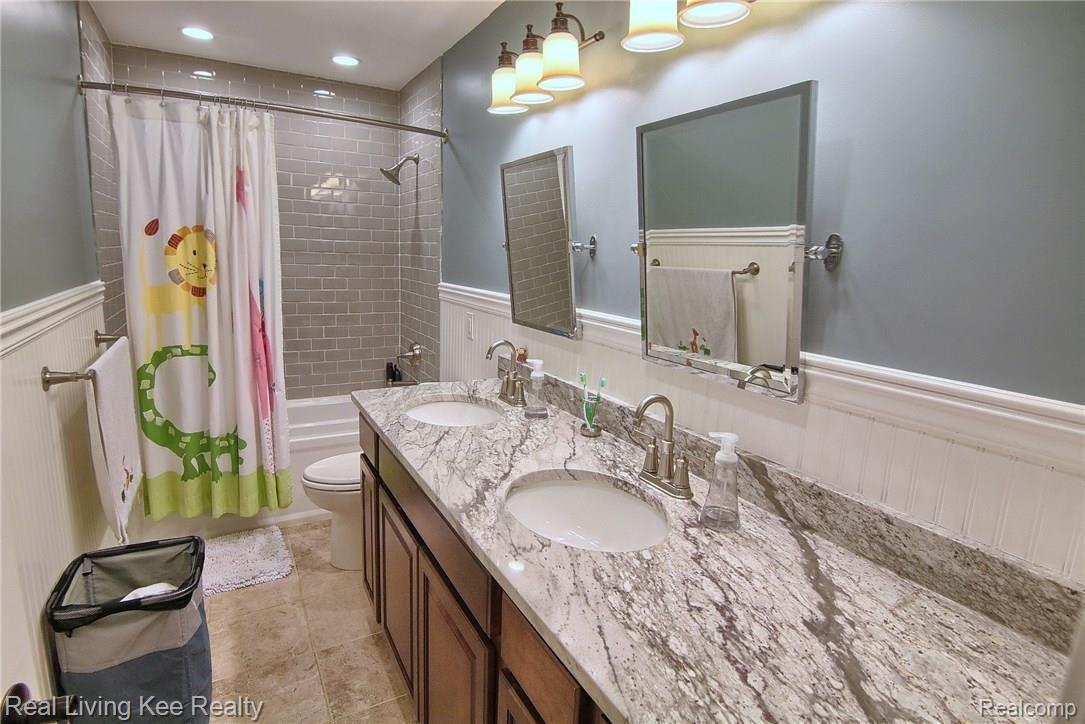 1685 Ridgecrest Rochester, MI 48306 - Photo 24 of 32 Bathroom.jpg