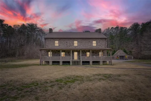 a view of a house with a yard