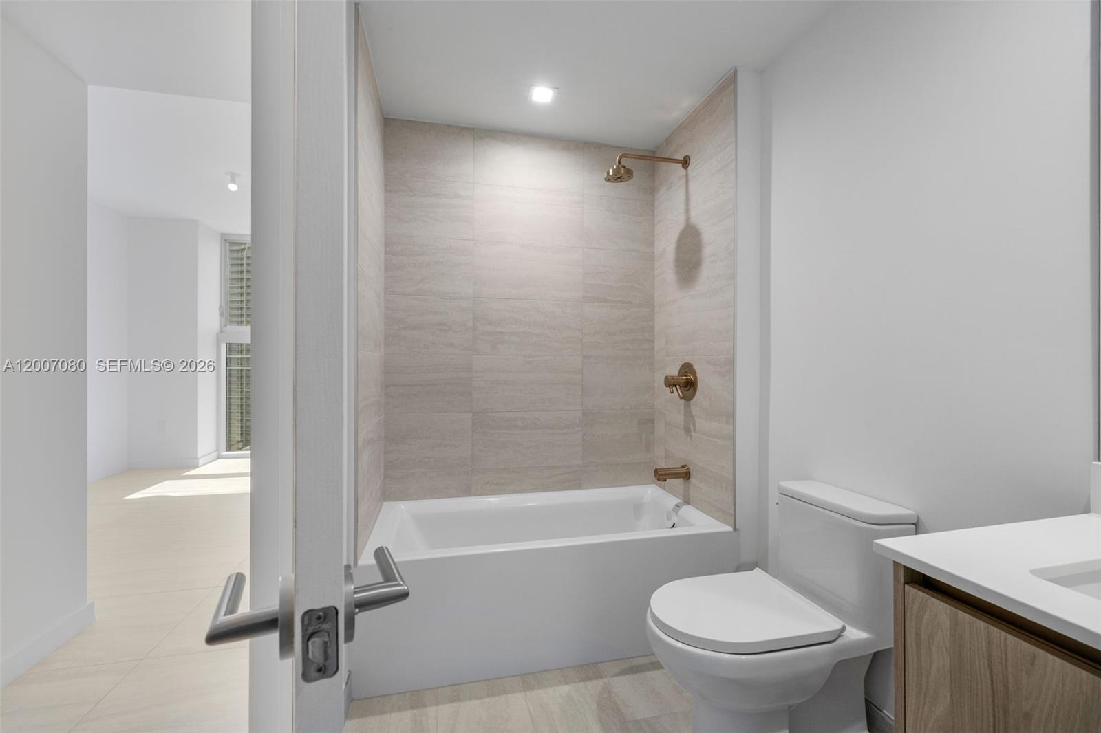 77 Southeast 5th Street, Unit PH01 Miami, FL 33131 - Photo 25 of 31 a bathroom with a toilet and a bathtub
